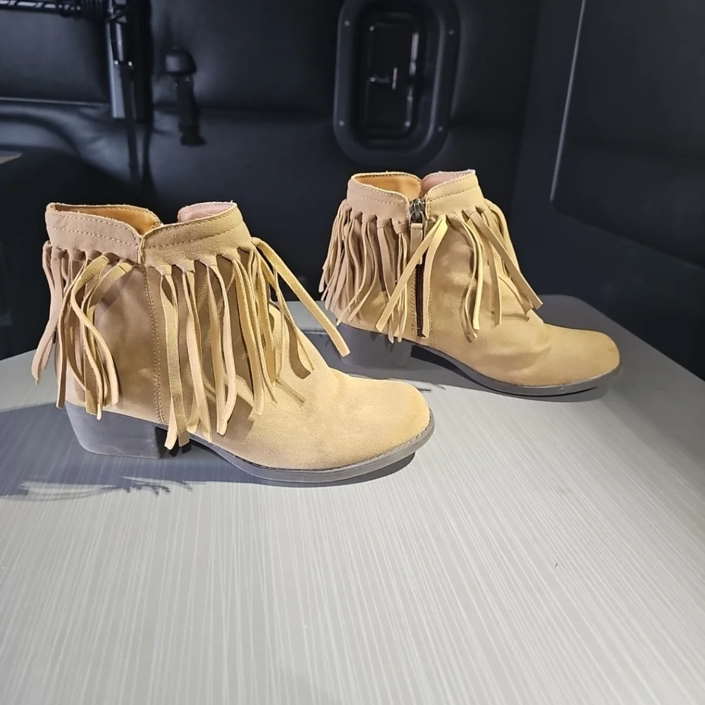 Bare Traps Missy Tan Suede Ankle Boots Fringe Girls Size‎ 3.5 (EUR 34.5) EUC